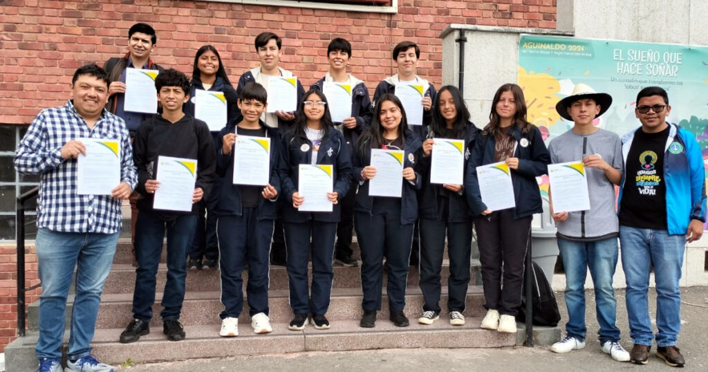 Duitama Mapping Stars showing their Trufi Volunteering Certificates