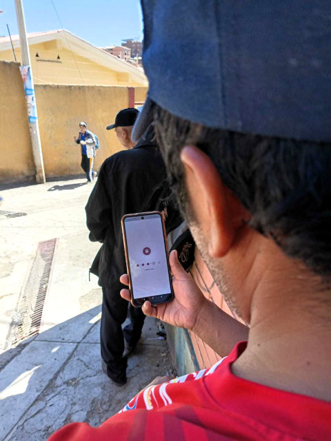 A Trufi App user sees the application syncing routes for offline use